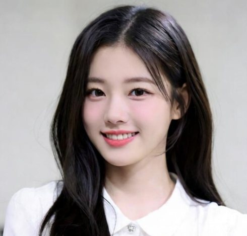 인스타그램 게시물 모양 액자 속 미소 짓는 모델 사진