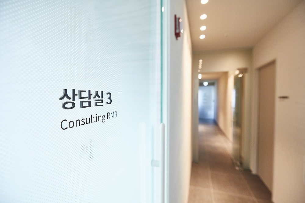 복도와 '상담실3 Consulting RM3' 유리문