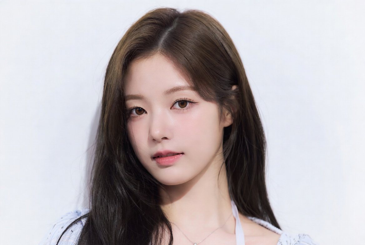 긴 갈색 머리 모델 정면 사진(밝은 회백색 배경)