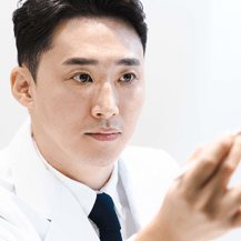 흰 가운 차림의 원장(진료 중 손짓)