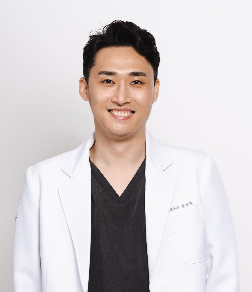 흰 가운 차림으로 웃는 김용현 대표원장